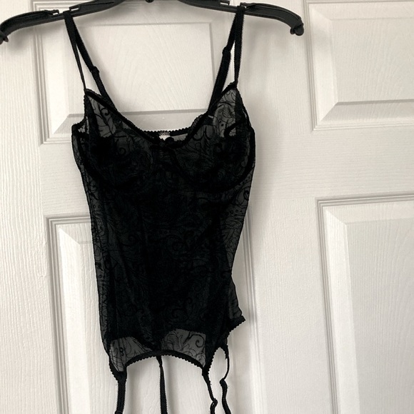 34C-Victoria Secret sexy merrywidow with built in garters. - Picture 5 of 7